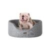 Vacker hundsäng i grått med bulldog som vilar i den.