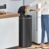 Automatisk soptunna med rörelsesensor i köket.