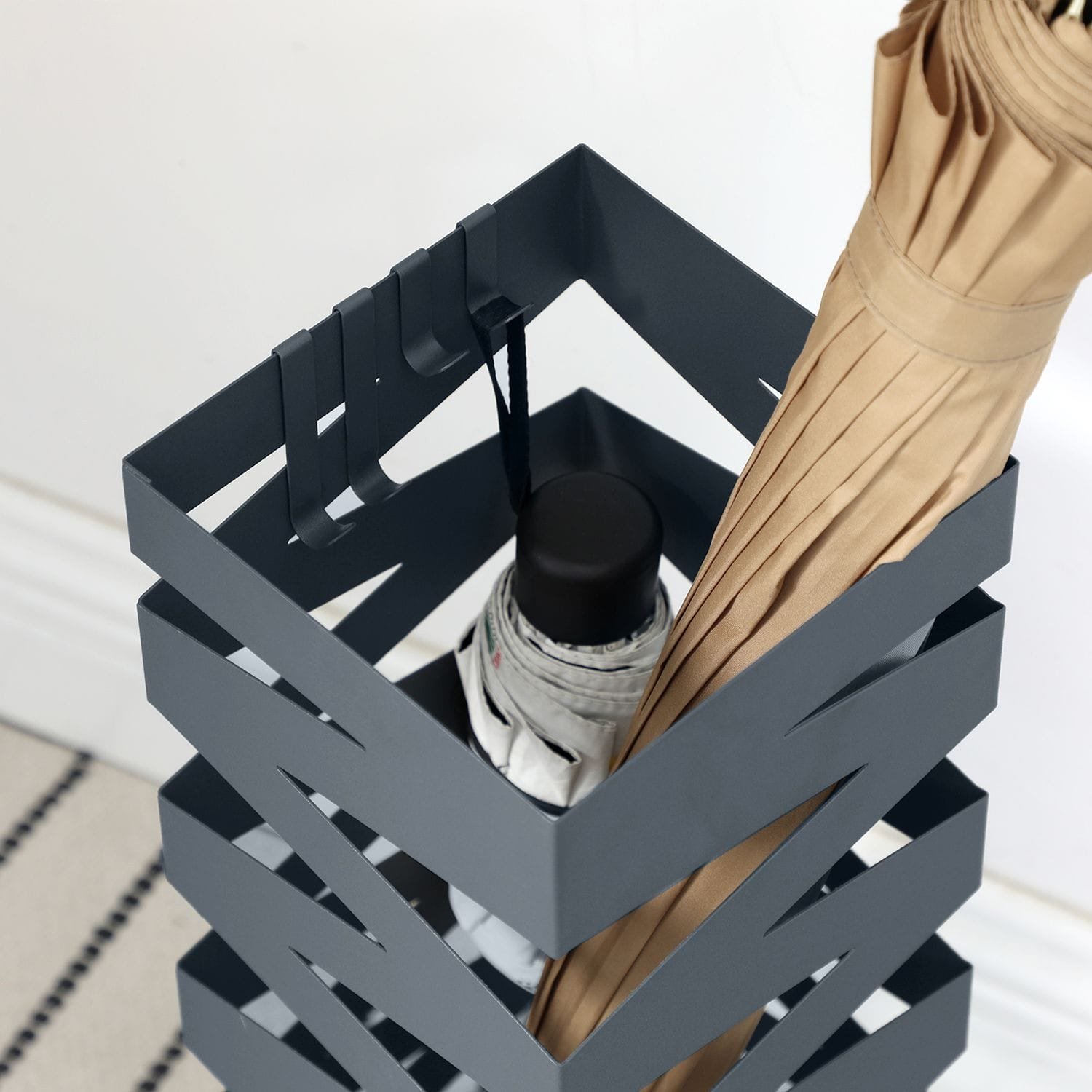 Paraplystativ i Metall, Fyrkantigt Paraplyhållarställ, med 4 Krokar, 15,5 X 15,5 X 49 Cm, Antracitgrå 5 Paraplystativ i Metall, Fyrkantigt Paraplyhållarställ, med 4 Krokar, 15,5 X 15,5 X 49 Cm, Antracitgrå - Bild 5