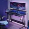 Gaming- och datorbord med LED-belysning och skärmhöjare.