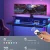 Gamerbord med dubbla skärmar och LED-belysning för gaming.