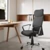 Svart ergonomisk kontorsstol med justerbar lutning och vadderad sits.