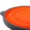 Silicon skål för matlagning med perforerad yta, orange och grå färg.