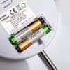 Vit personlig skala med batterier för hälsomätning, nära posttitel.