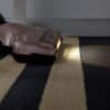 Sladdlös vakuum rengör golv under möbel i hemmet.