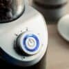 Elektrisk kaffekvarn med justerbar inställning och blått LED-ljus.