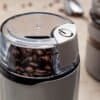 Elektrisk kaffekvarn med transparent behållare för kaffebönor.