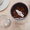 Kaffekvarn med kaffebönor för färskmalning.
