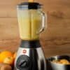 Eldom blender mixar frukt till smoothie i köket.