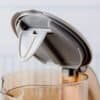 Vattenkokare med lock för enkel användning och rengöring.