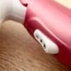 Liten rosa hårtork med temperatur- och hastighetskontroller.