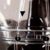 Närbild av Eldom Perfect juicer PJ405 i användning.