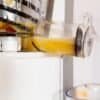 Juicer Eldom Perfect PJ405 i användning för att göra färsk juice.
