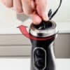 Hand som justerar inställningar på Blender BL210 Eldom.