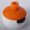 Stålvattenflaska med orange lock och svart knopp, 0,7 liter kapacitet.