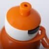 Stålvattenflaska med orange lock och handtag, 0,7 liter kapacitet.