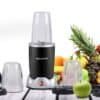 Eldom BLN700 Nutri blender med tillbehör och frukt.
