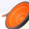 Orange silikon DurkSlag med svart kant för köksarbete.