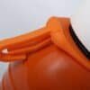 Närbild av PROMIS stål vattenflaska med orange lock och svart detaljer.