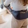 Person använder bärbar massagekudde för ryggmassage.