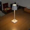 Modern trådlös bordslampa i vitt för inomhus och utomhusbruk.
