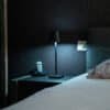 Trådlös bordslampa som ger mjukt ljus i sovrummet.