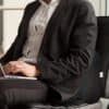 Svart ergonomisk ryggkudde för komfort och stöd.