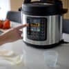 Elektrisk multicooker med digital kontrollpanel och tryckkokare funktion.