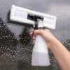 Fönsterputsare med sprayflaska rengör glasytor effektivt.