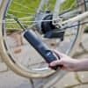 Elektrisk trådlös luftkompressor för cykelhjul.
