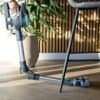 Trådlös dammsugare med flexibel ståldel och tillbehör.