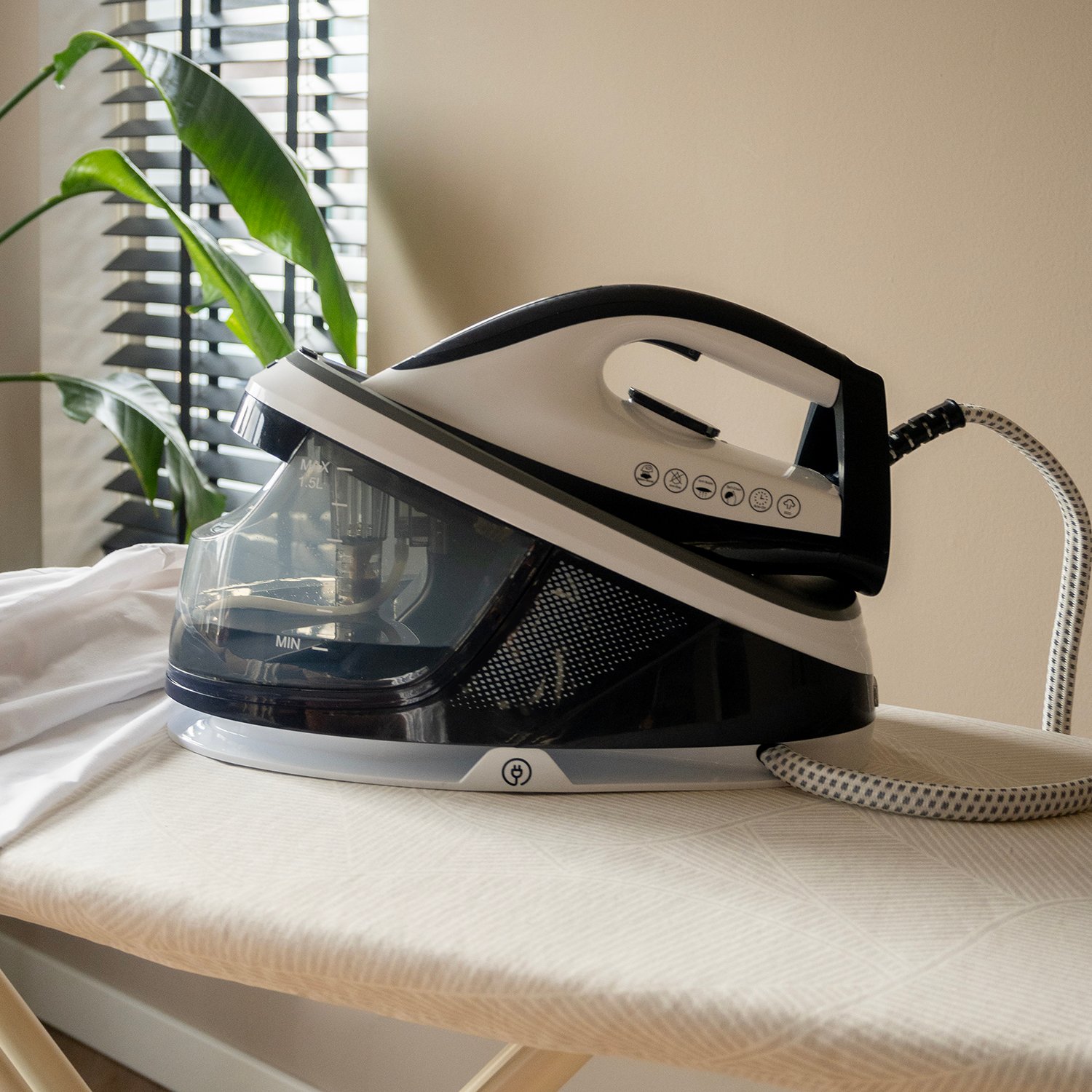 BREND Ångstrykjärn med ånggenerator på 1500 ml – Vit 4 BREND Ångstrykjärn med ånggenerator på 1500 ml – Vit - Bild 4