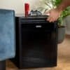 Svart mini kylskåp för minibar eller kontor.