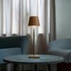 Elegant trådlös bordslampa på soffbord i vardagsrum.