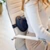Ryggmassagekudde med fyra massagerullar för avkoppling.