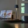 Modern trådlös bordslampa på bord i vardagsrum eller kök.