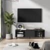 Modern TV-bänk med räfflat glas och plats för TV och media.