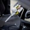 Trådlös stålvacuum med handdammsugare i bilinteriör.