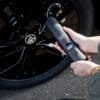 Trådlös luftkompressor för att fylla på luft i cykelhjul.