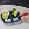Isbitmaskin med skopa, citroner och mynta för kall dryck.