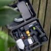 Trådlös högtryckstvätt med batteri och tillbehör i case.