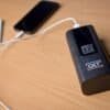 Bärbar luftkompressor och powerbank för mobil laddning.