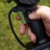 Handhållen elektrisk kedjesåg för trädgårdsarbete och grenklyvning.