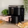 Modern svart Airfryer med digital kontroll och 12 matlagningsprogram.