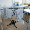 Elektriskt rotationsklädstreck för inomhusbruk med tvättlinor och kläder.