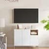 Modern vit sideboard med förvaringsskåp och öppet hyllplan.