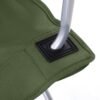 Detalj av campingstolsfäste med aluminiumram och grön tyg.