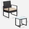 Svart balkongstol med beige sittdyna och liten bord i metall och glas.