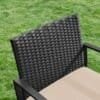 Svart PE Polyrattan lounge set med bord och två stolar utomhus.