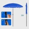 Blå strandparasol med tiltfunktion och bärväska för utomhusbruk.